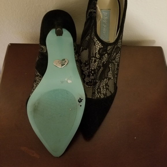Betsey Johnson Lola Black Bootie Size 7 - Picture 3 of 4